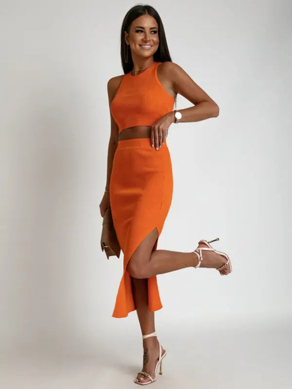 Ensemble deux pièces : débardeur ajusté en tricot et jupe courte fendue 